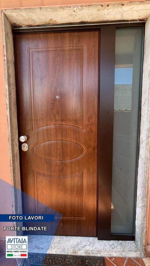 porta blindata progettata con pannello in PVC