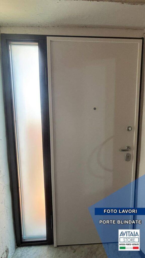 porta blindata progettata con fiancoluce